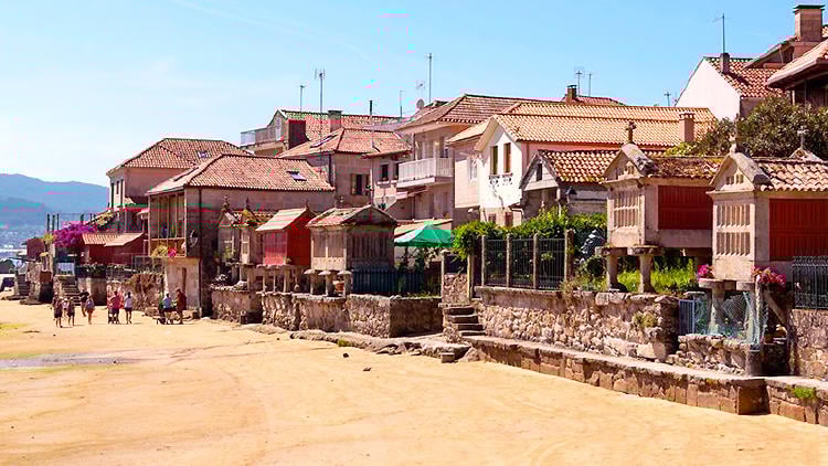 pueblo horreos galicia El pueblo con más hórreos de Galicia