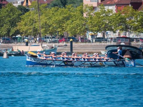 liga galega traineras tiran Trainera con remeros dentro en el mar