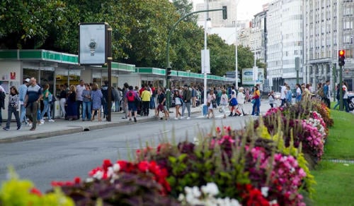 feria libro coruna Stands y lectores en la Feria del Libro de A Coruña, en los jardines de Méndez Núñez