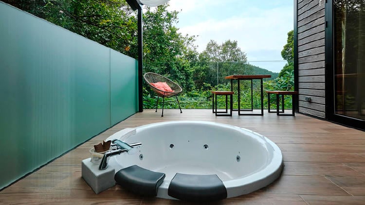 cabanas jacuzzi galicia cabanas da torre laxe Cabanas da Torre en Laxe
