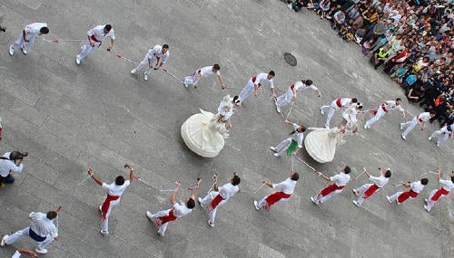 Danza de las espadas y las penlas en Redondela