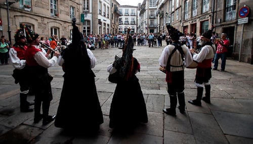 Grupo de gaiteiros tocando en las fiestas de la Ascensión de Santiago
