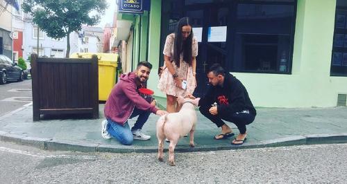 O porco Antón coa comisión de festas de Espasante
